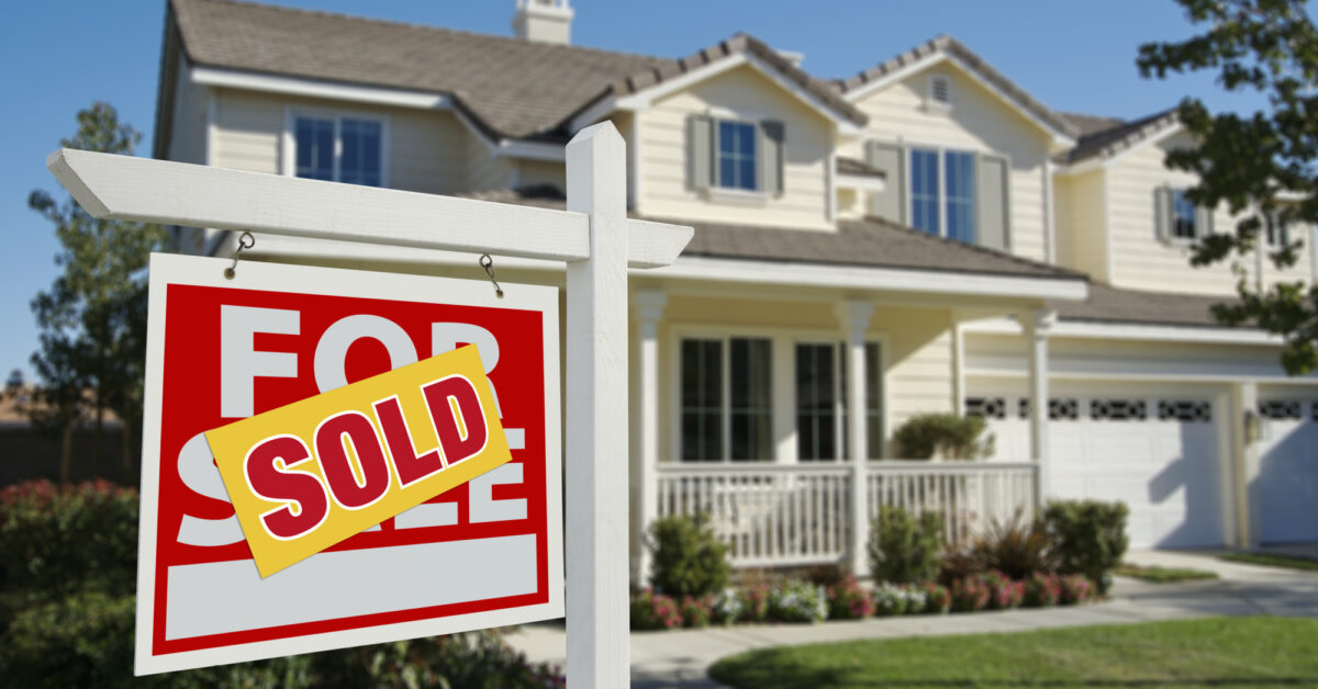 If you want to sell your house fast, certain decisions can hinder your progress. Here are the top mistakes to avoid when selling houses quickly.