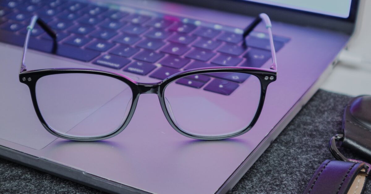 The Benefits of Wearing Blue Light Glasses for Digital Eye Strain