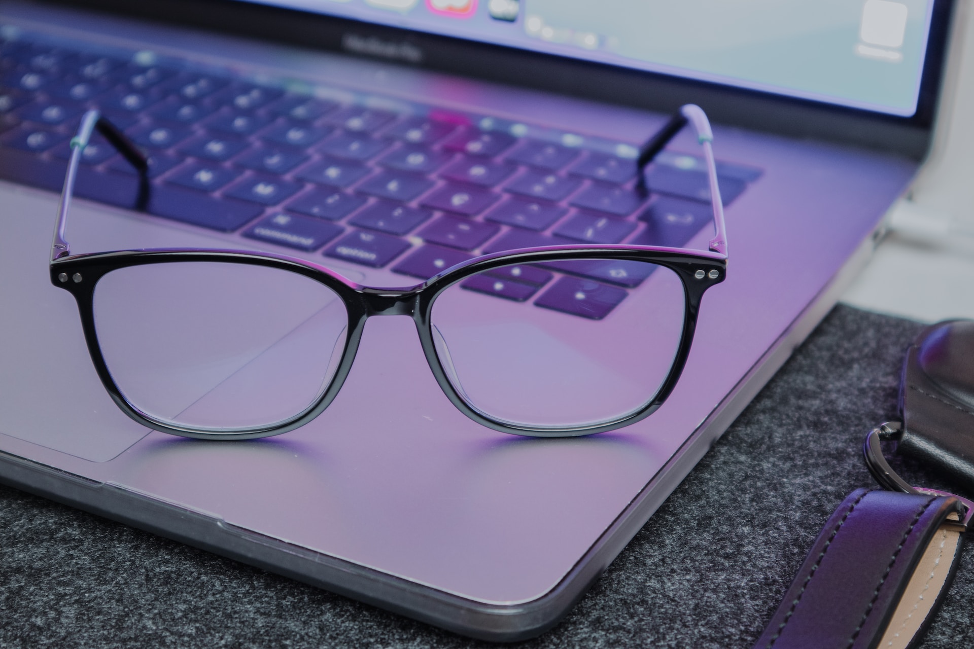 The Benefits of Wearing Blue Light Glasses for Digital Eye Strain